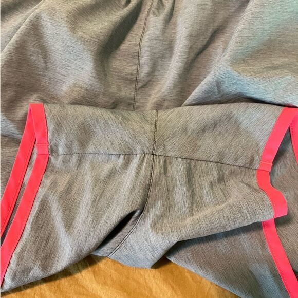 Under armor grey pink shorts size Medium - Picture 5 of 6